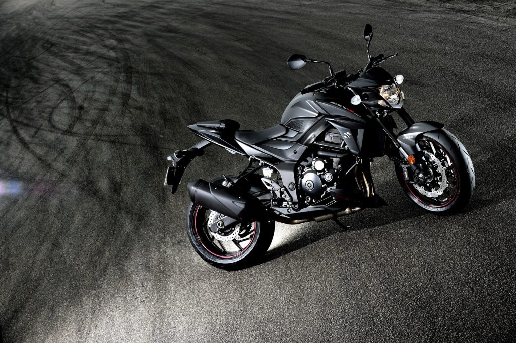 Zwarte Suzuki GSX-S750 op asfalt
