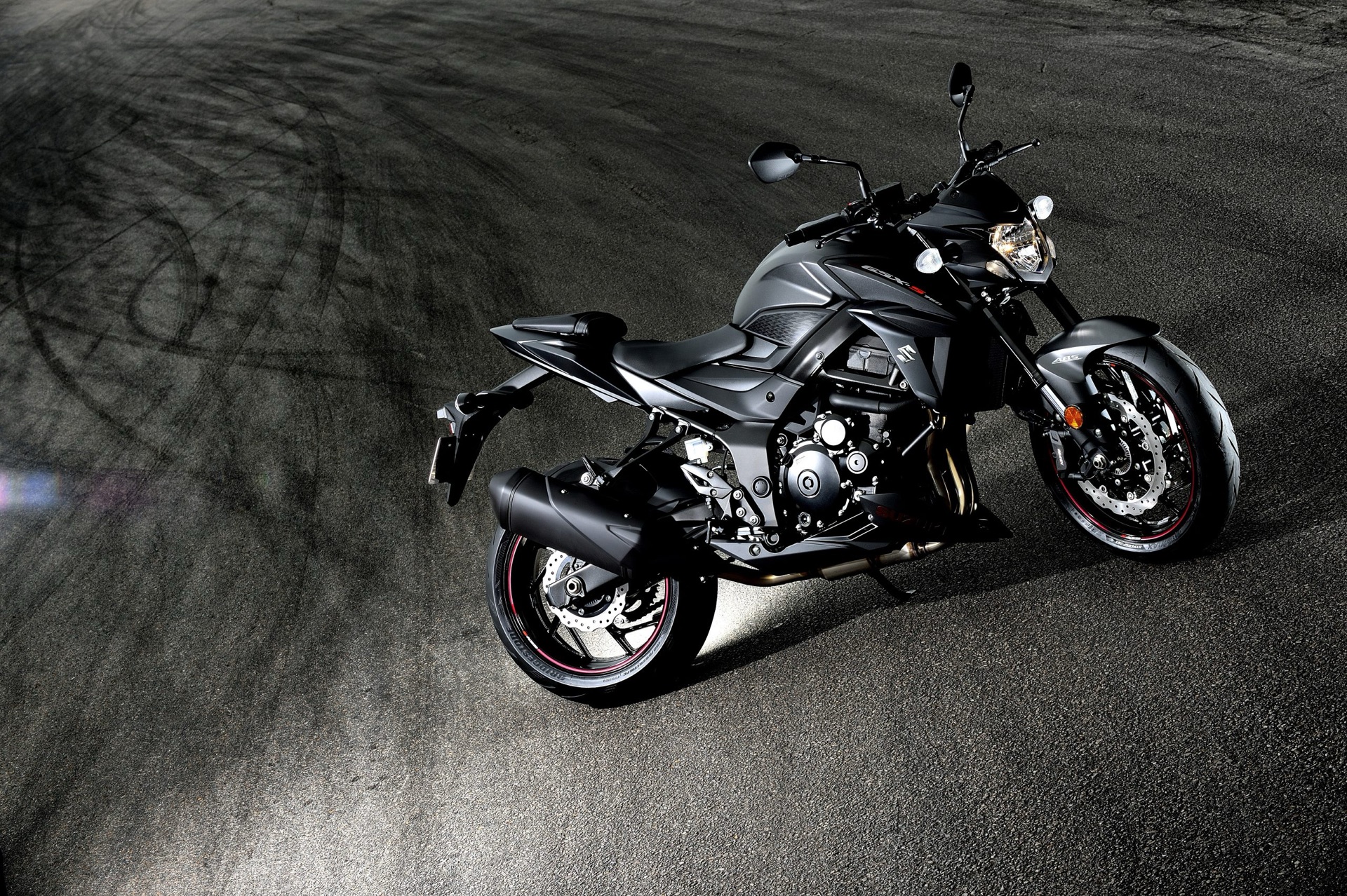 Zwarte Suzuki GSX-S750 op asfalt