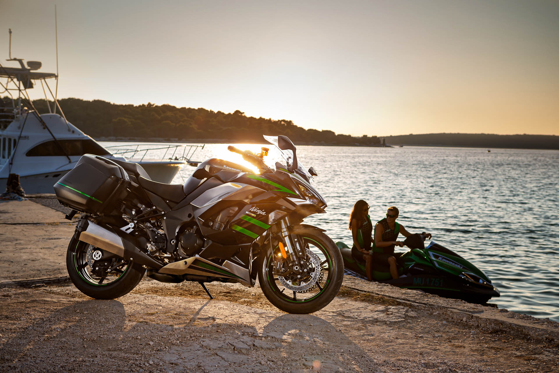 Kawasaki Ninja 1000SX met koffers bij zonsondergang aan het water