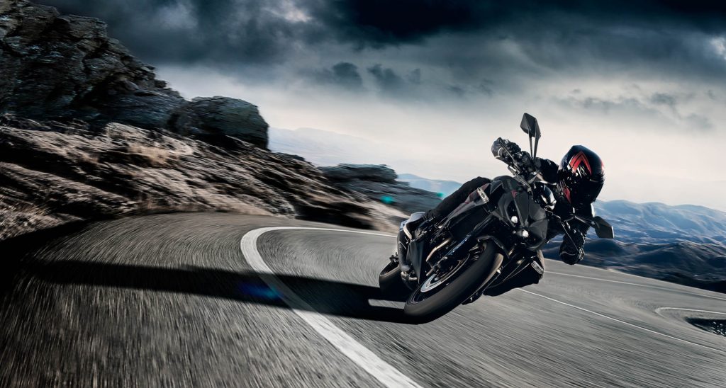 Kawasaki Z1000 in een bergbocht onder een donkere lucht