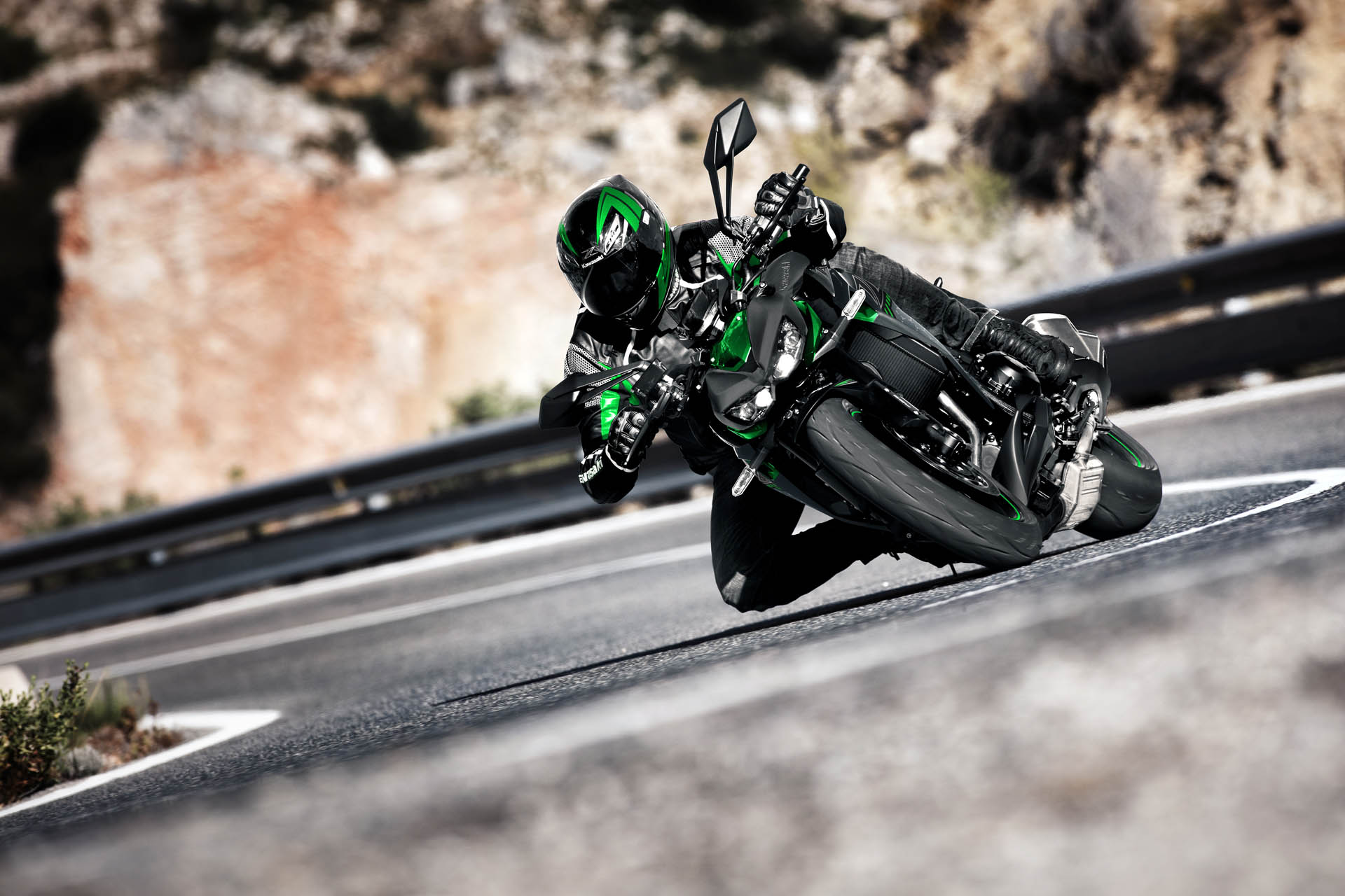 Kawasaki Z1000 R Edition in een bocht, de rijder met helm