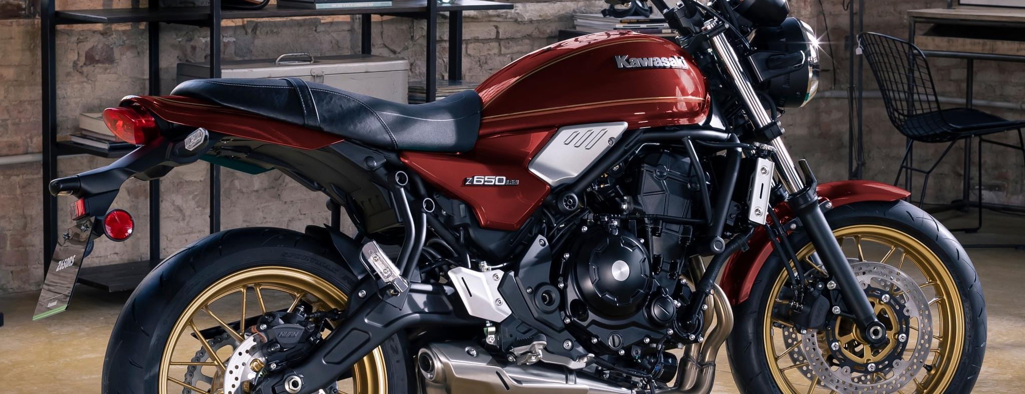 Detail van de rode Kawasaki Z650RS: tank, motorblok en voorwiel